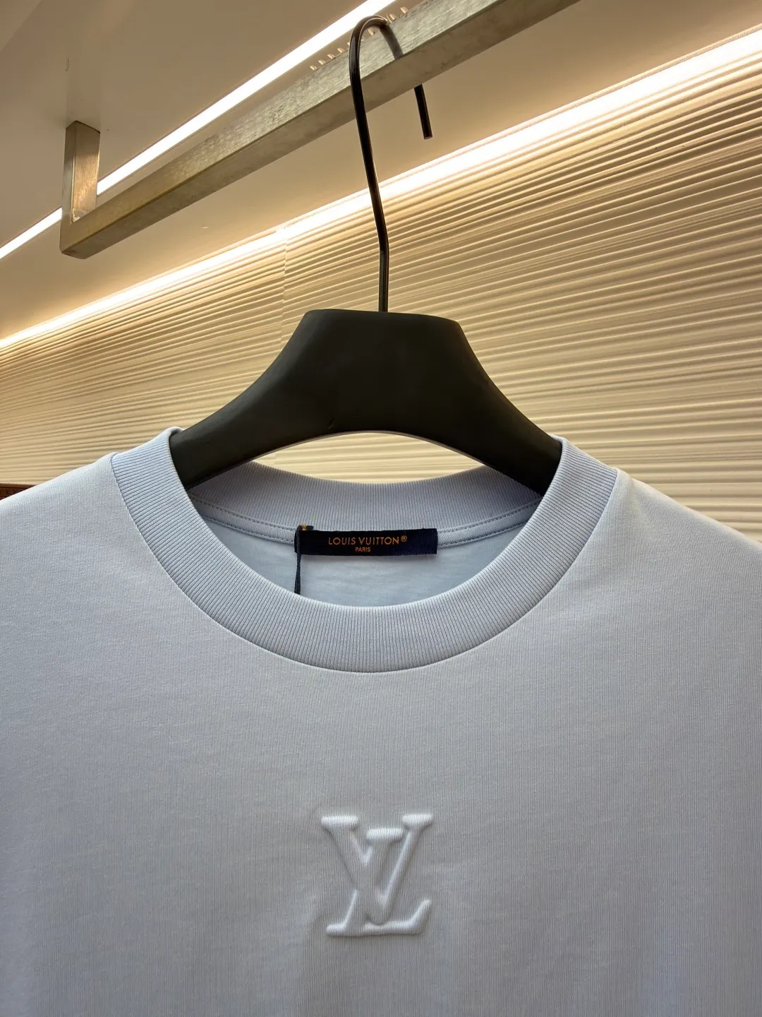 LOUISVUITTON embossed small label T-shirt ●Authentic product: purchased and developed by 6311 ●Item number: 1682338-A00 ●Fabric: pure cotton fabric ●Technology: embossed production ●Version: fitted version ●Weight: about 315 grams ●Size: XS-S-M-L ●Description: Fabric is 40S/2 Double-strand smooth cotton plain weave, dust-free wool processing; matching 40s single-strand combed cotton, 280g cylindrical machine rib. The front panel is stamped and filled. After low-temperature stamping with a steel stamp, the inside is filled with foam cotton. The bottom surface is directly sealed with low-temperature hot melt glue at 80 degrees Celsius. The integrated machine operation makes the relief pattern three-dimensional and full and stylish. High-quality products require natural and beautiful products. The overall wiring is straight and delicate, the fabric is comfortable and soft, and the color is consistent without color difference. It can be matched with the same style to create a fashionable look and control various occasions. Customized accessories, complete with three standards, same style for men and women!